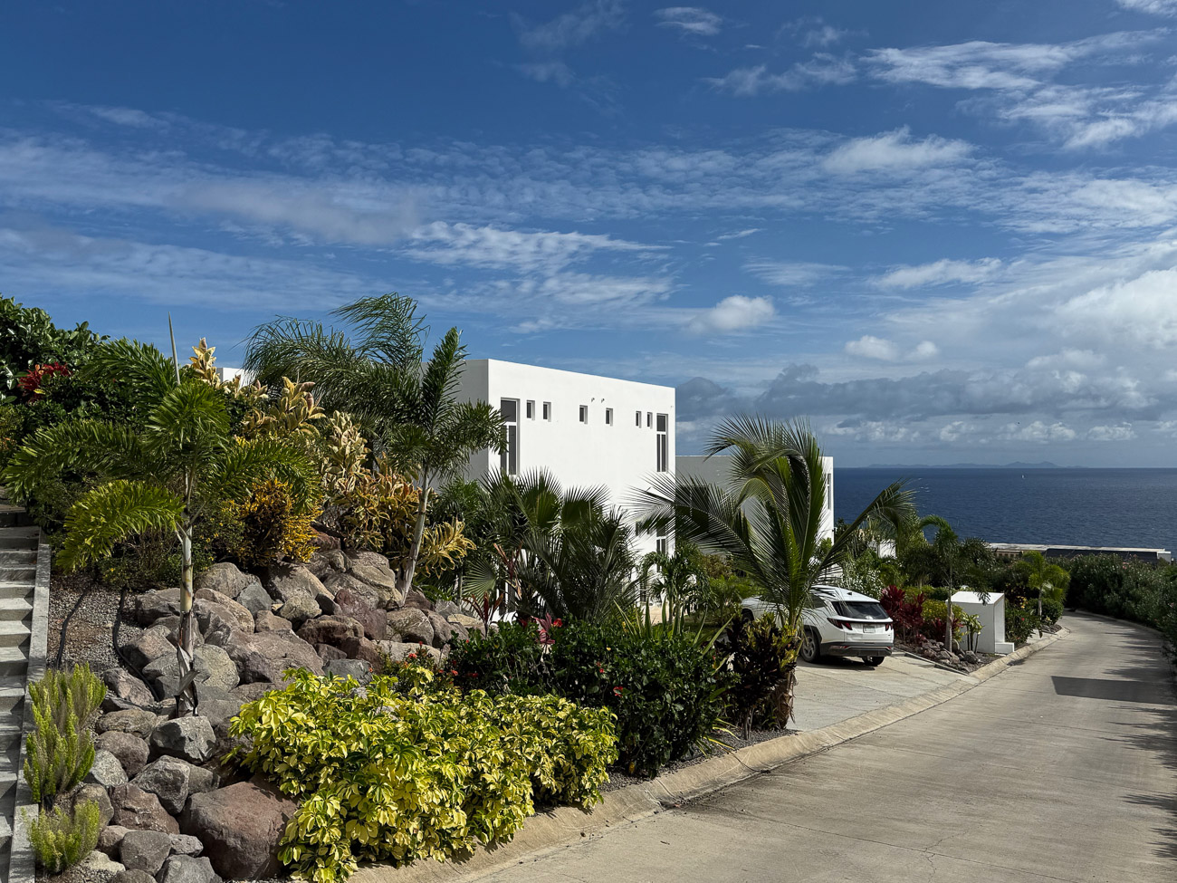 Villa mit Parkplatz inmitten tropischer Vegetation im Golden Rock Resort