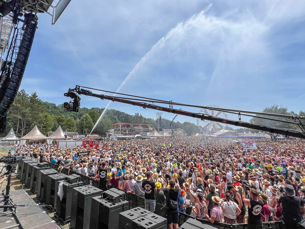 Wasserwerfer sorgen beim Woodstock der Blasmusik für Abkühlung