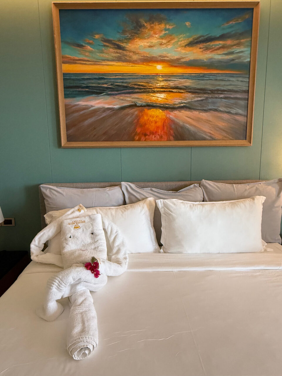 Blick ins Zimmer des Golden Rock Resort mit kunstvoll gefaltetem Handtuch
