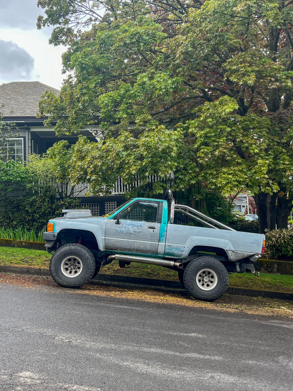 Aufgebockter Pickup an einem Hang in Hood River in Oregon
