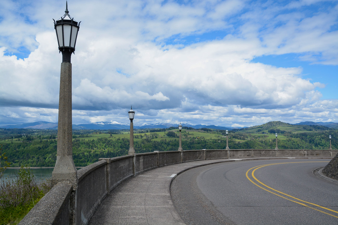 Straße am Vista House hoch über dem Columbia River in Oregon