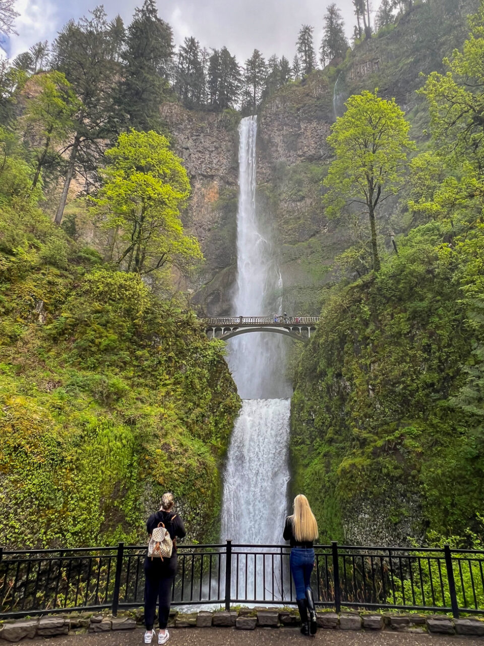Die Multnomah Falls im Columbia River Valley stürzen sich 191 Meter in die Tiefe