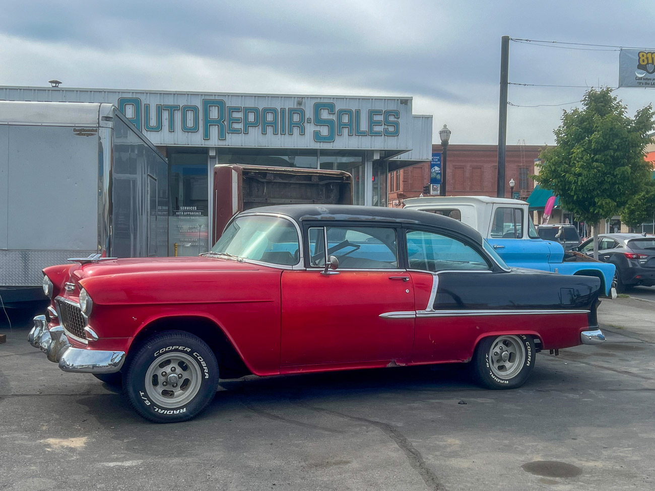 Schwarzrot lackierter Oldtimer auf dem Parkplatz des Auto Repair Service in The Dalles, Oregon