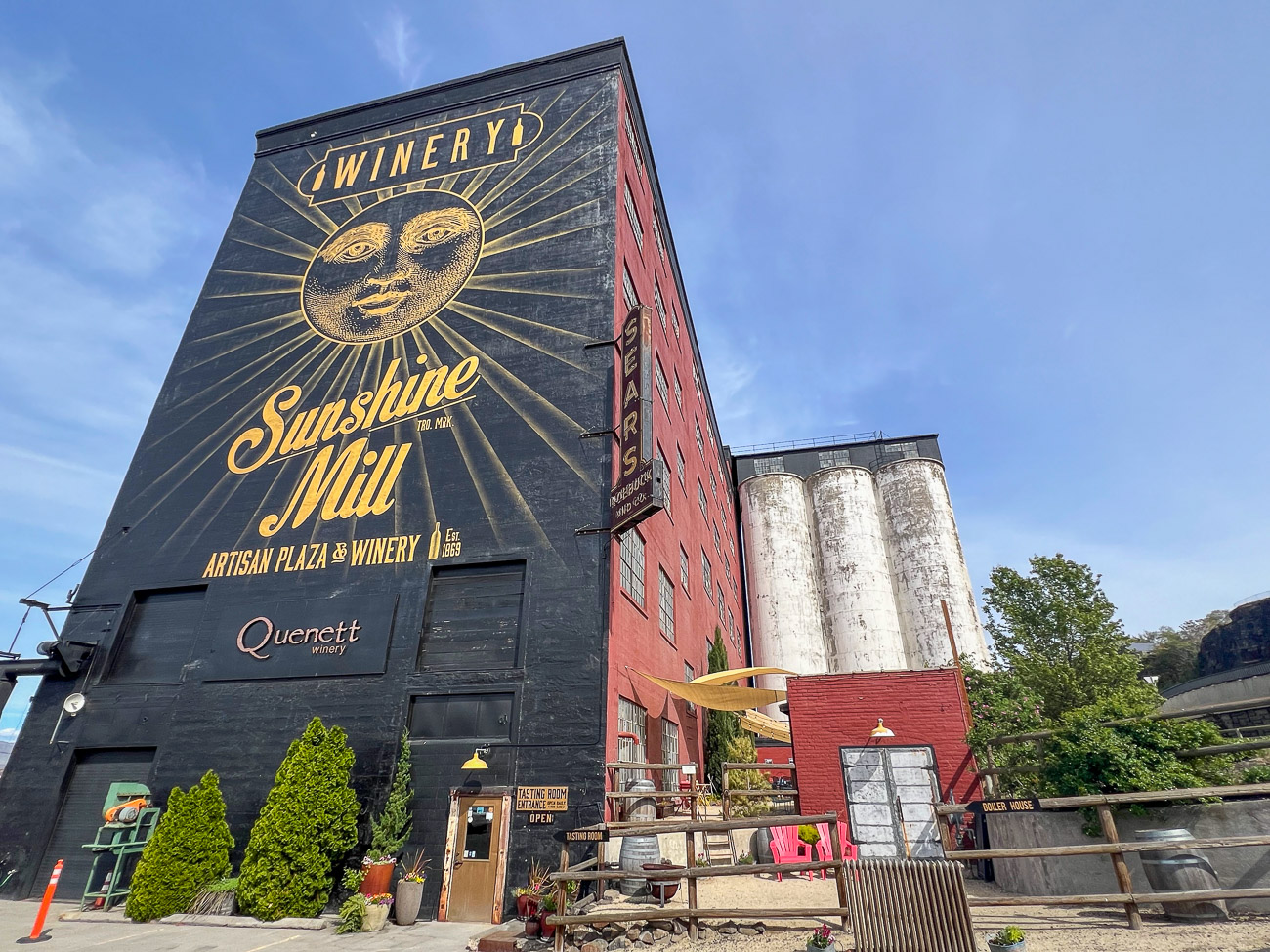 Das Weingut Quenett befindet sich im alten Getreidespeicher der Sunshine Mill in The Dalles, Oregon