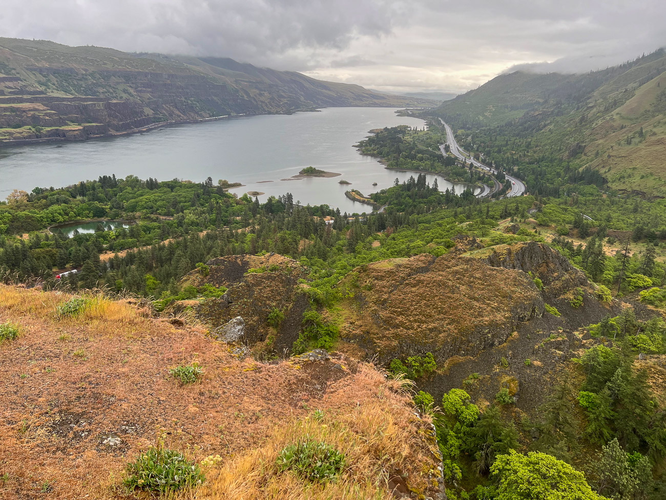 Blick über den Columbia River mit wolkenverhangenem Himmel
