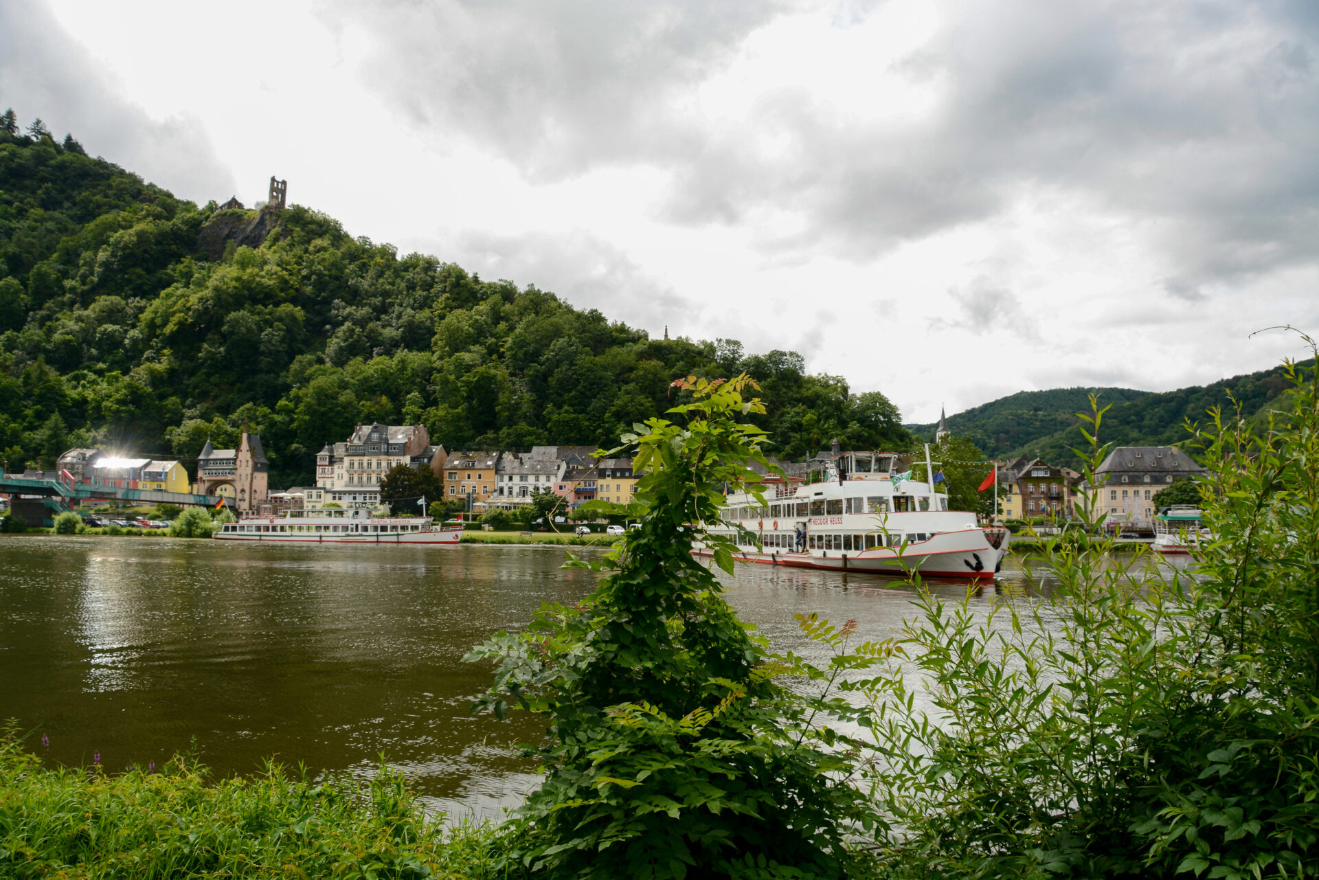Moseldampfer wendet bei Traben-Trarbach