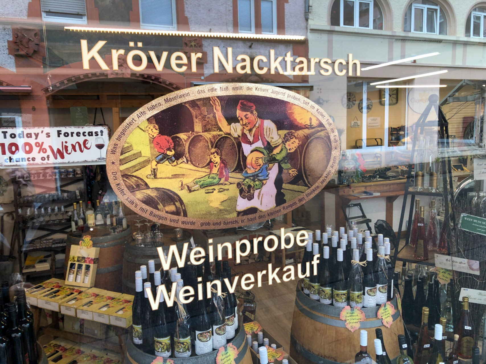 Weinhandlung mit Werbeschriftzug für den Kröver Nacktarsch