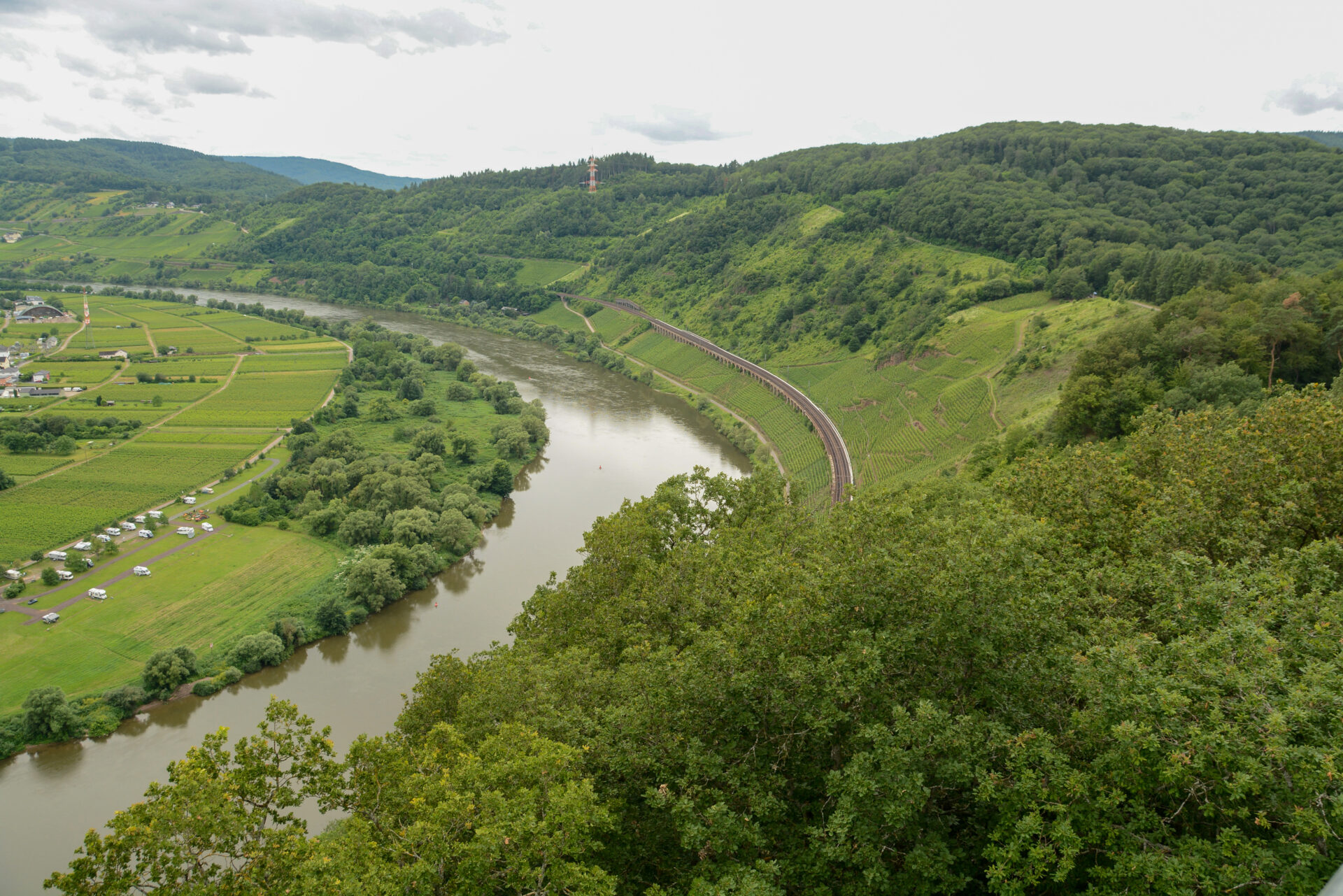 Ausblick auf die Mosel mit der ehrwürdigen Bahnlinie bei Zell