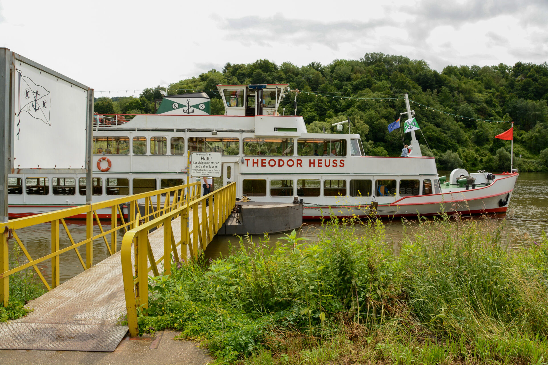 Ausflugsschiff Theodor Heuss auf der Mosel am Anleger