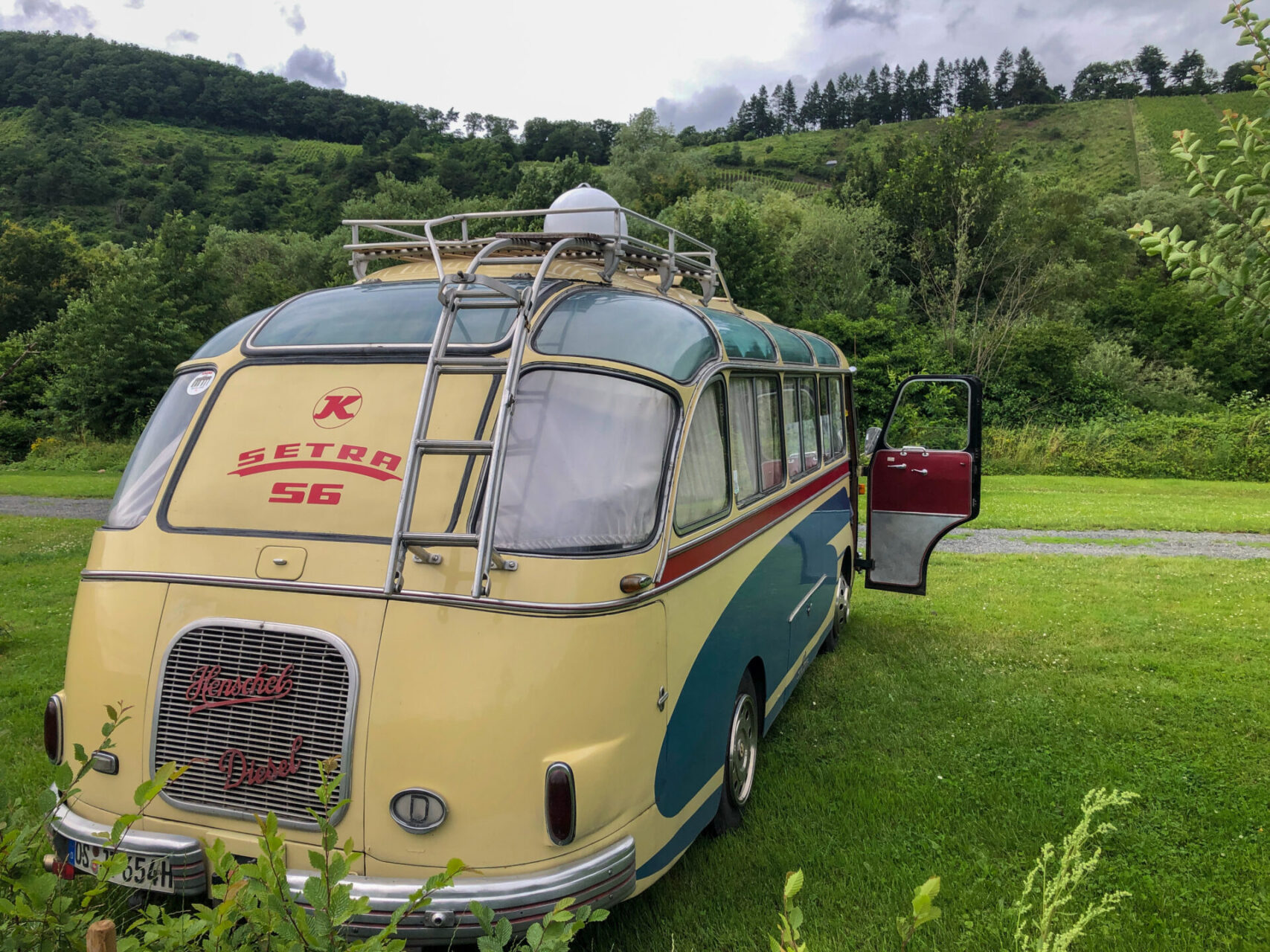 Vintage-Van von Setra im Moseltal