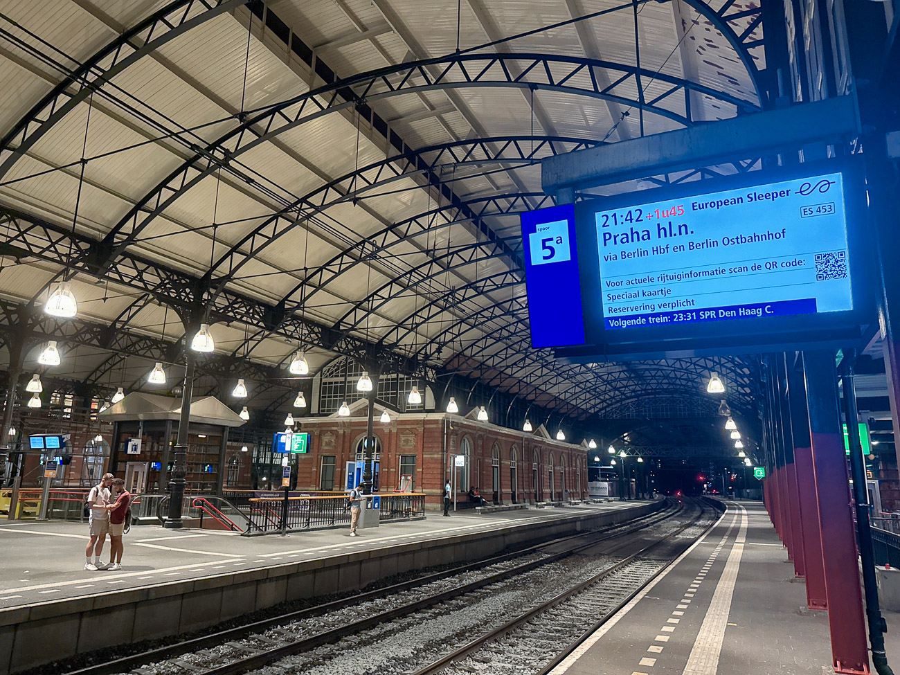 Warten auf den verspäteten European Sleeper im Bahnhof Holland Spoor in Den Haag