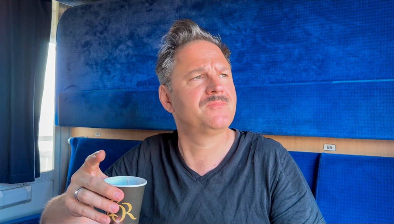 Autor Ralf genießt einen Kaffee im Liegewagen