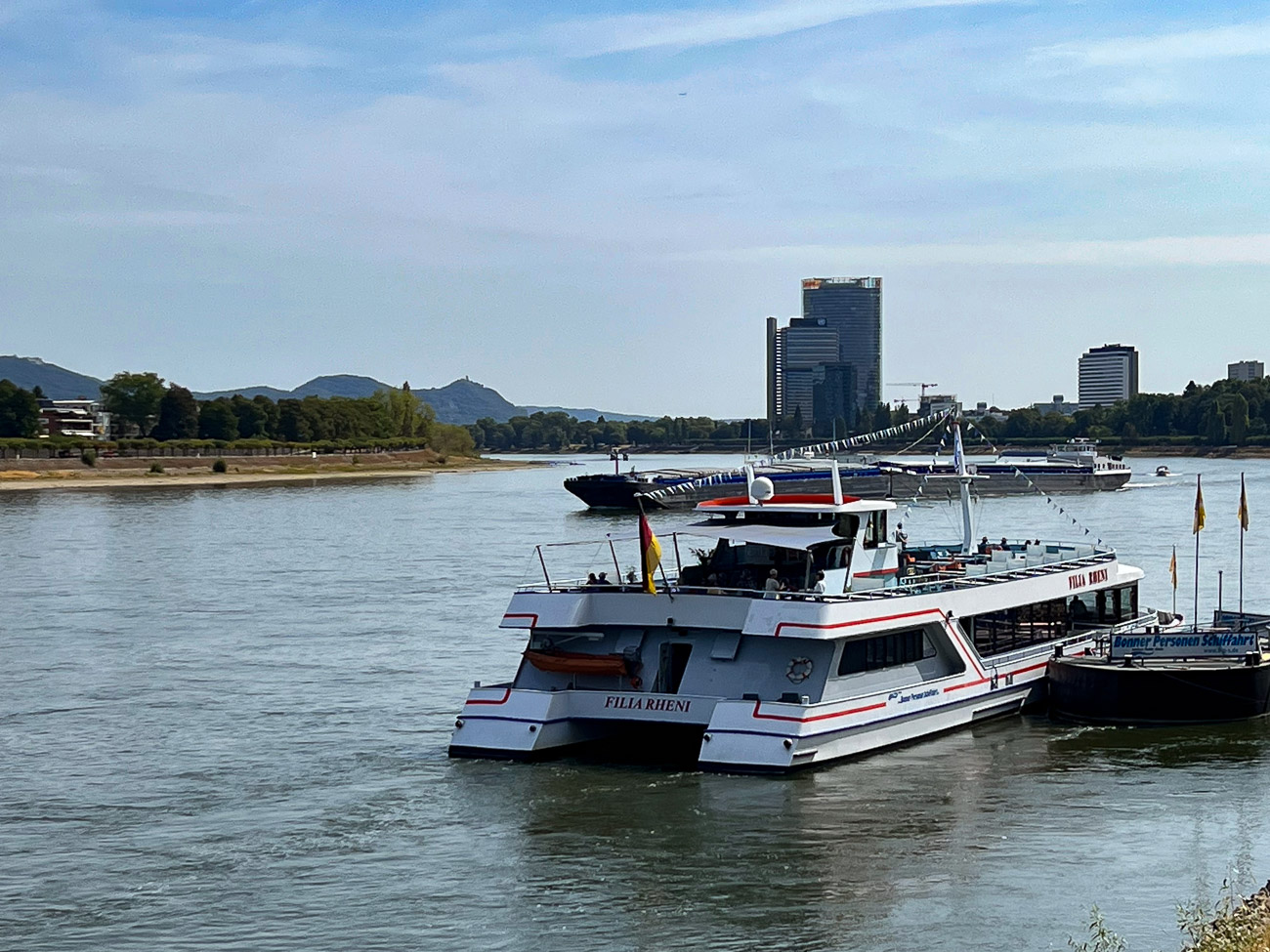Der Blick vom Alten Zoll in Bonn fällt auf den Rhein, das Regierungsviertel und das Siebengebirge