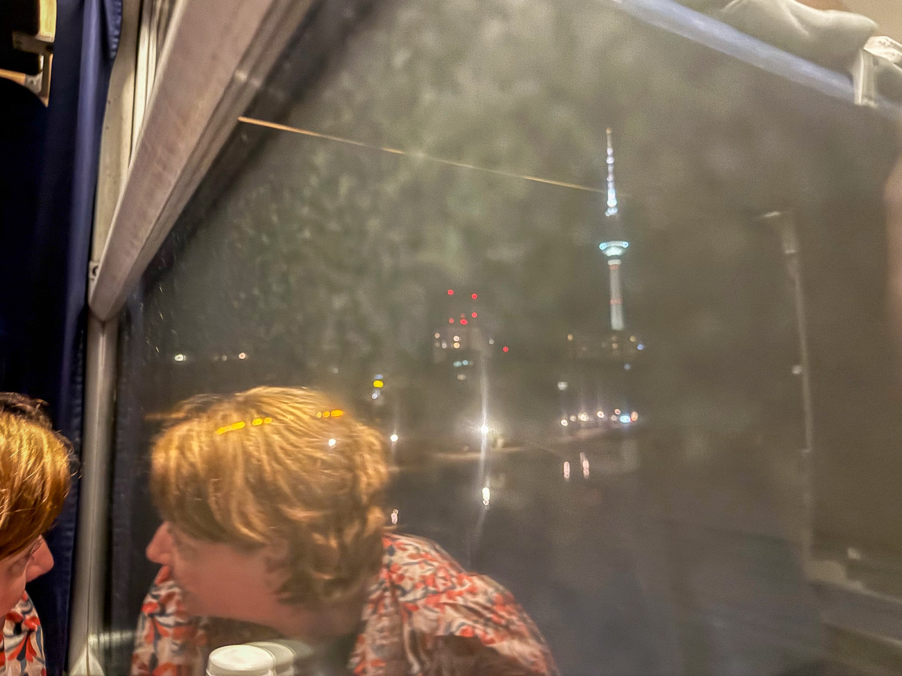 Fahrt durch Berlin im Nachtzug mit verschwommnem Fernsehturm am Alexanderplatz