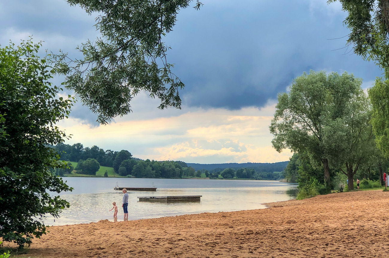 Mutter und Kind am Strand des Großen Brombachsees in Franken