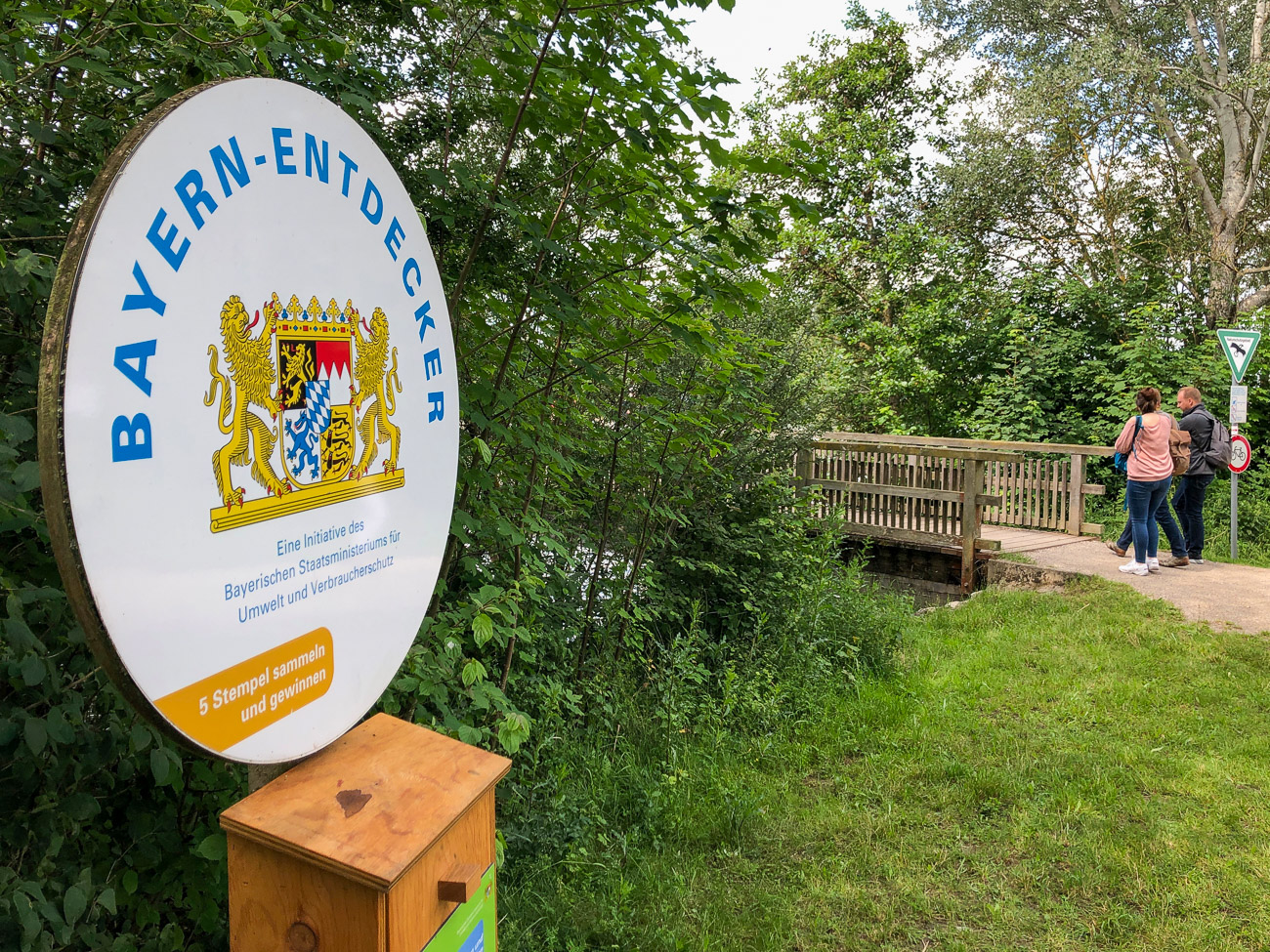 Schild mit der Aufschrift "Bayern entdecken" am Altmühlsee in Franken