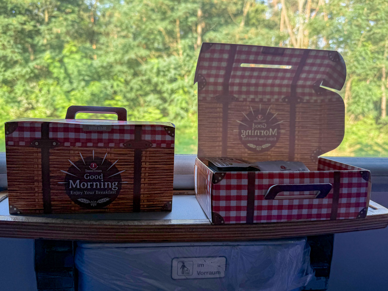 Frühstücksboxen im Nachtzug European Sleeper auf dem Weg von Den Haag nach Dresden