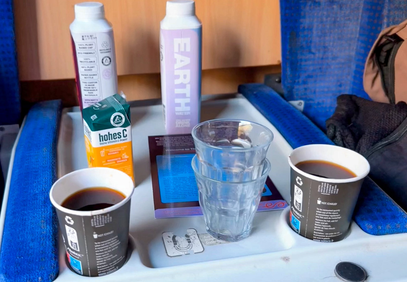 Frühstück mit Kaffee und Hohem C im European Sleeper