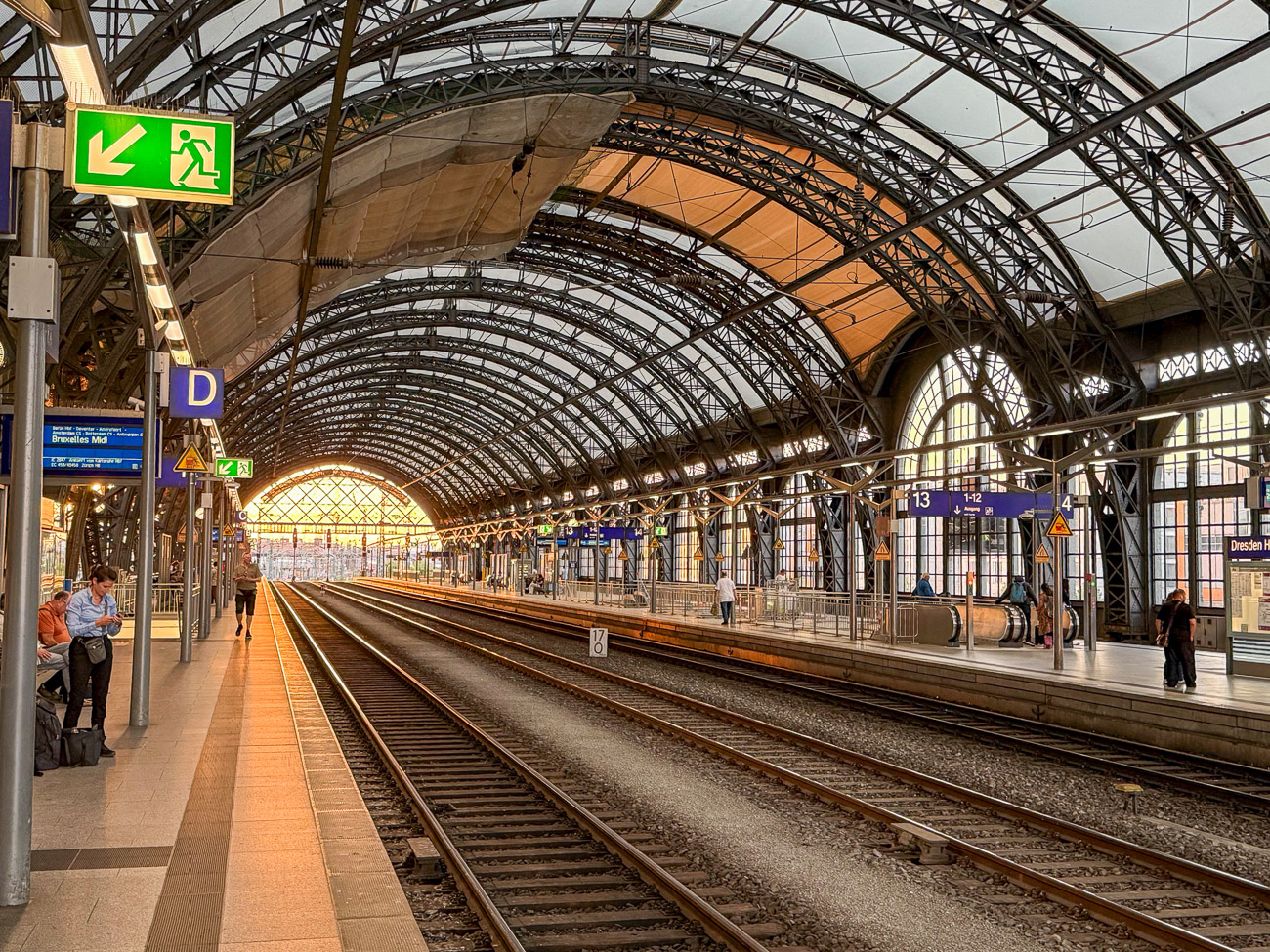 Gleise in der Halle des Hauptbahnhof Dresden