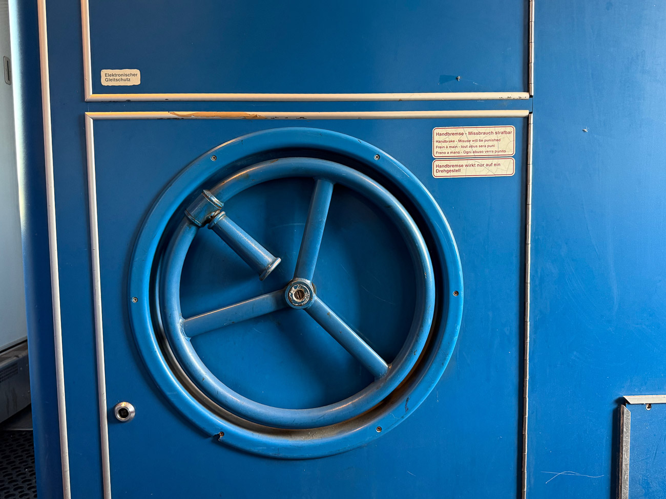 Tiefblaue Notbremse in Form eines Rads im European Sleeper