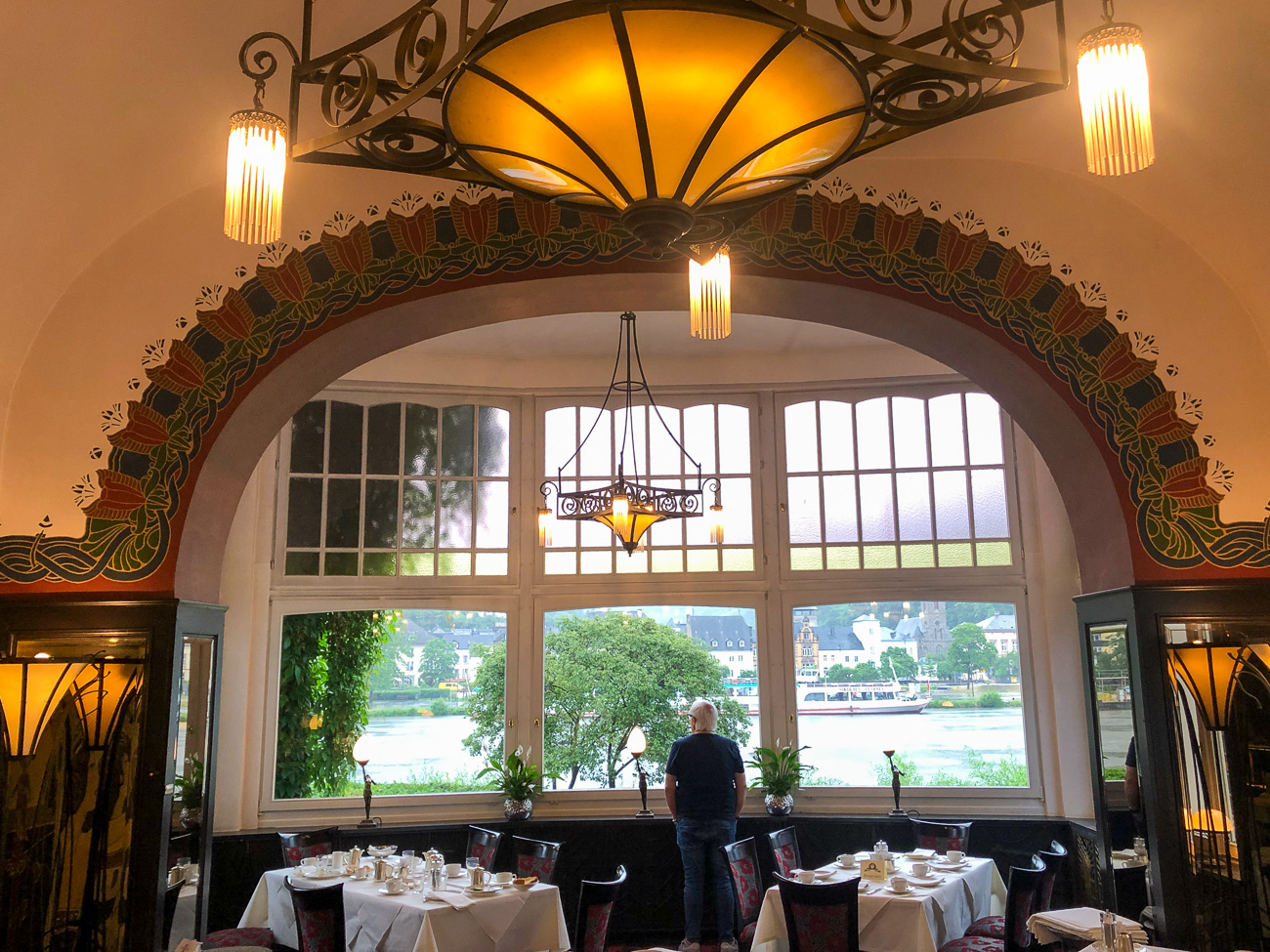 Mann blickt aus dem Hotel Bellevue in Traben-Trarbach versonnen auf die Mosel