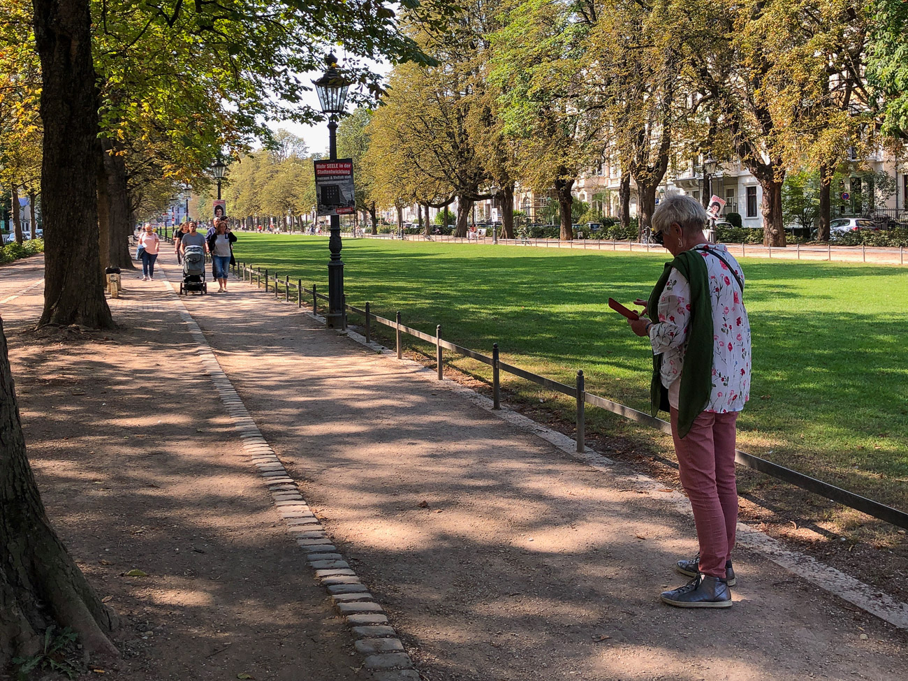 Frau auf der Poppelsdorfer Allee in Bonn