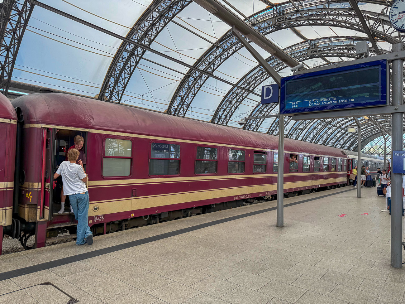 Rauchende Studenten an der Tür des European Sleeper im Dresdner Hauptbahnhof