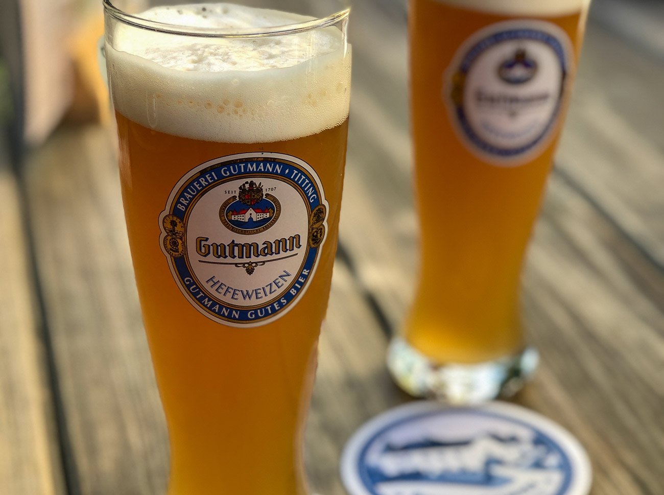 Gefülltes Glas Weizenbier aus der Brauerei Gutmann