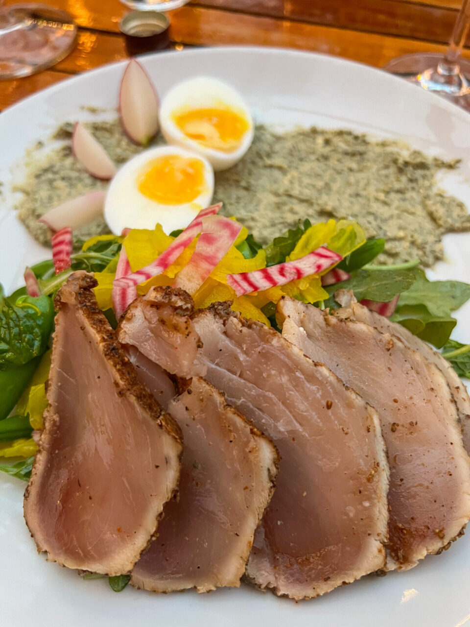 Teller mit maritimen Speisen im Restaurant Ona in Yachatz im US-Bundesstaat Oregon