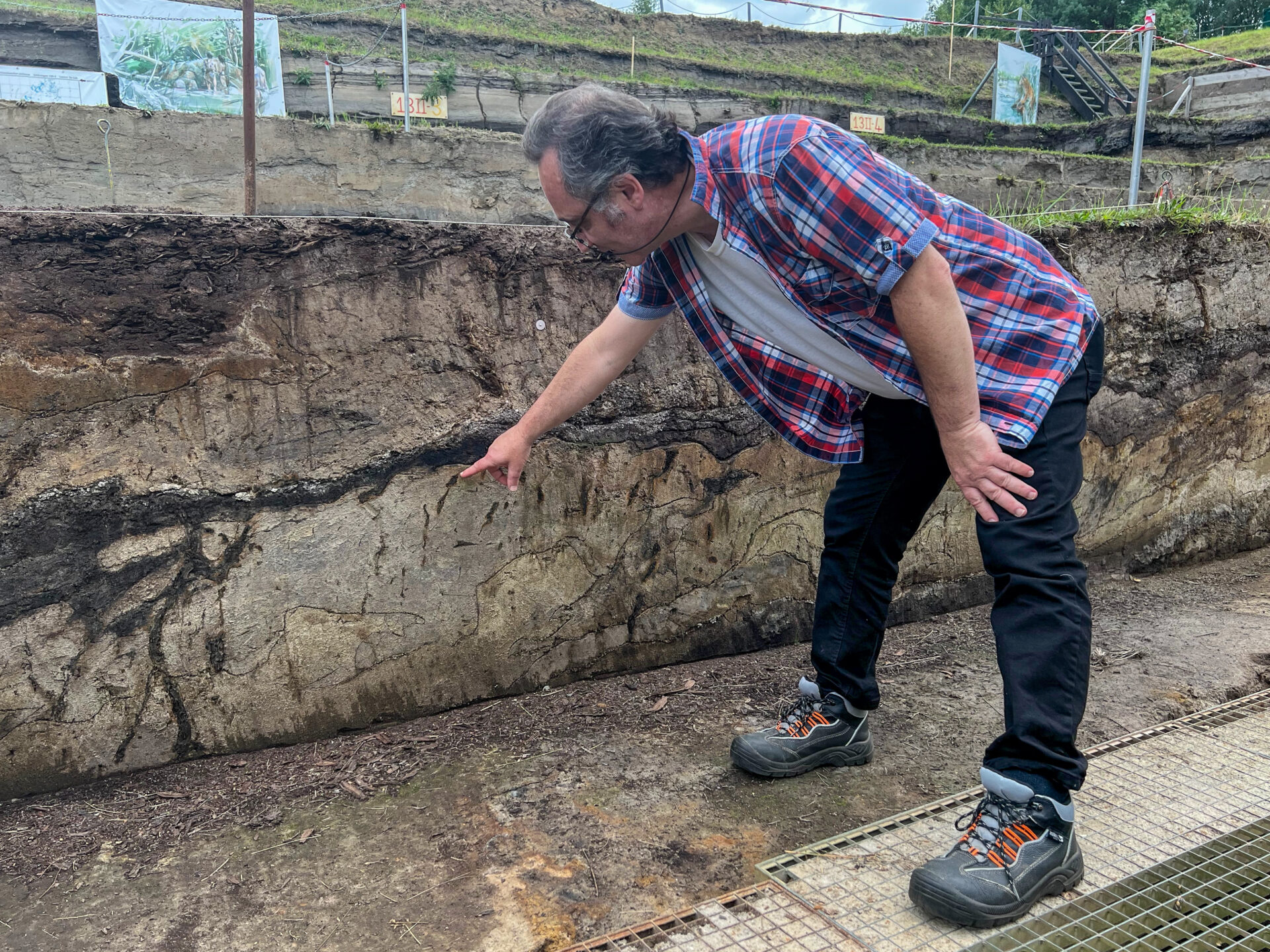 Der Archäologe Jordi Serangeli untersucht die Erdschichten im Tagebau Schöningen