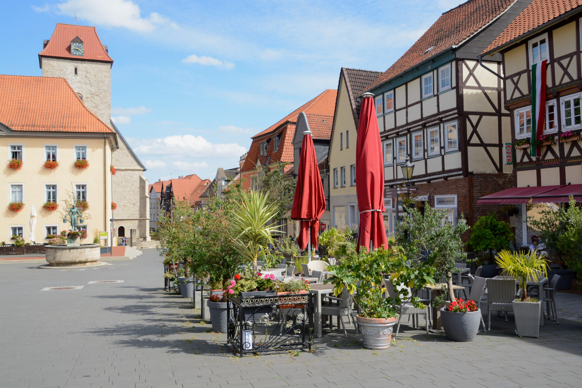 Fachwerkhäuser und Kirche mit Gastronomie in der Innenstadt von Schöningen in Niedersachsen