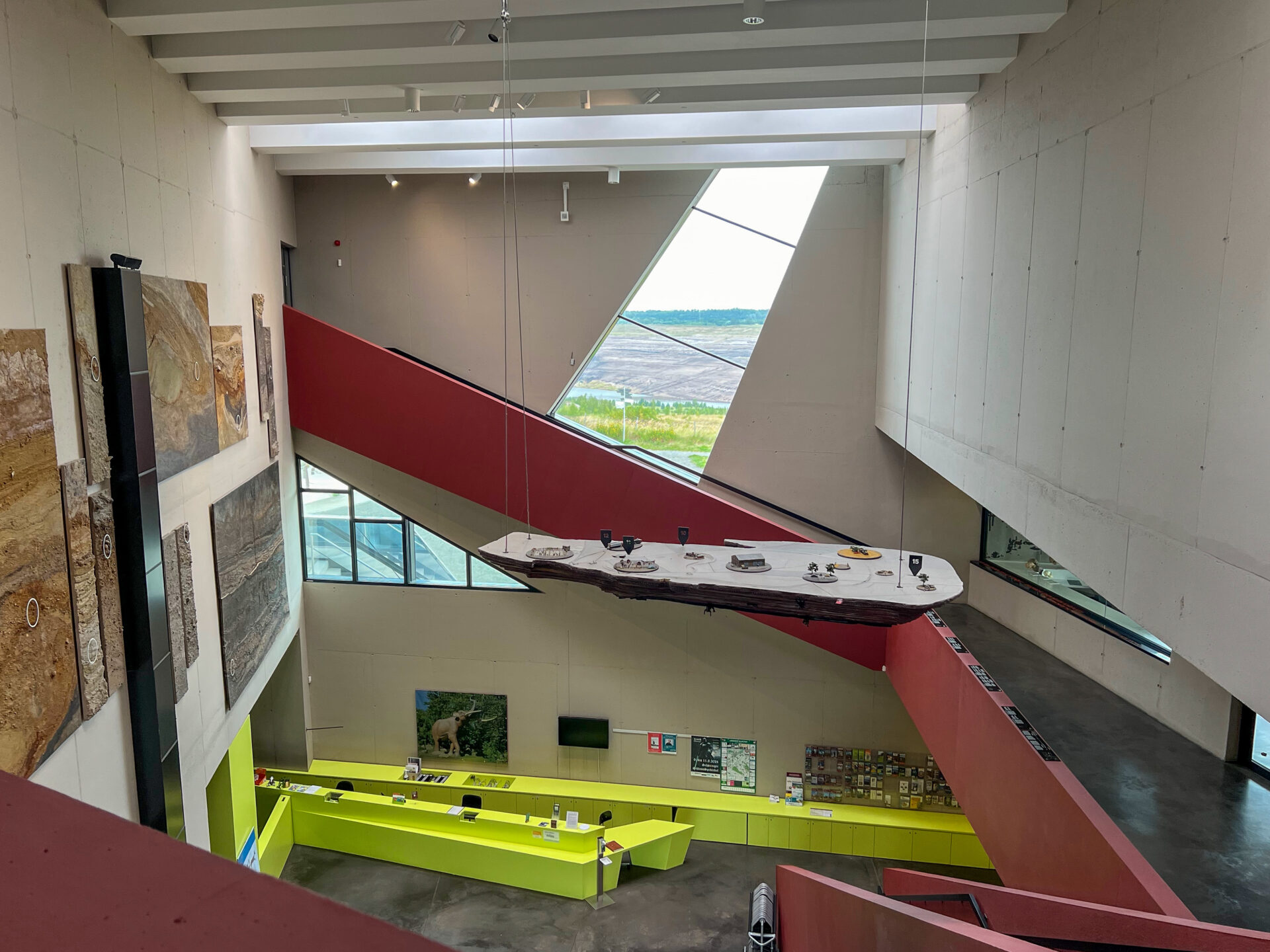 Innenleben des Forschungsmuseums Schöningen mit Fenstern, die den Blick auf den Tagebau freigeben