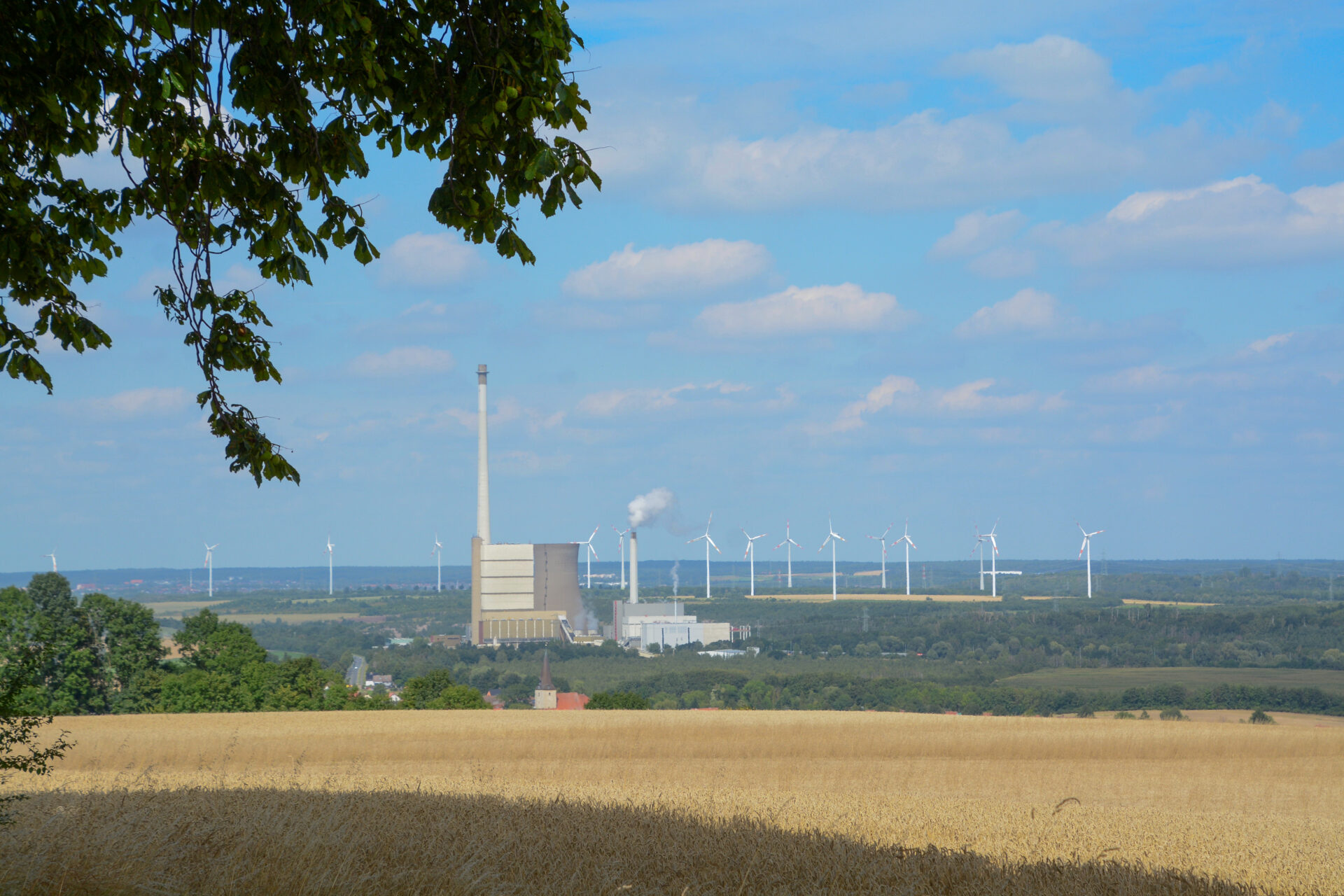 Der 307 Meter hohe Turm eines Kraftwerks beim niedersächsischen Schöningen