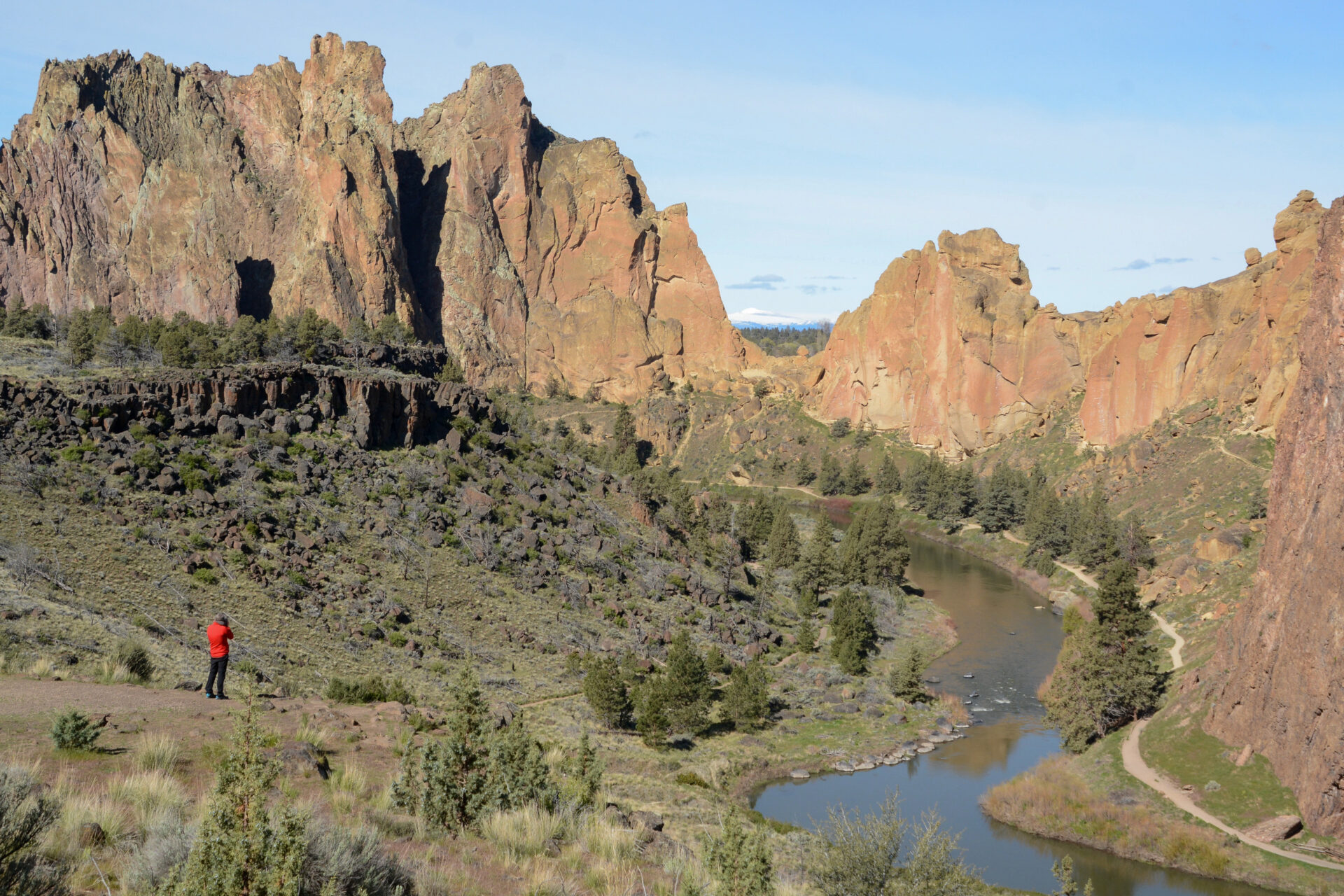 Ein Fluss schlängelt sich durch einen Canyon im Smith Rock State Park