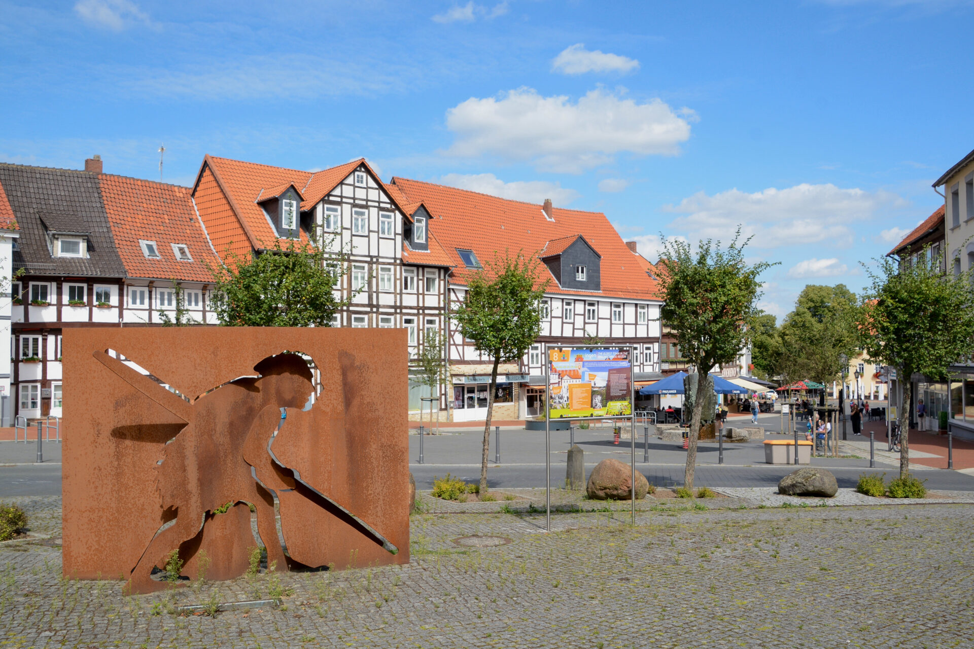 Skulptur des Homo heidelbergensis mit den Schöninger Speeren im Ortskern von Schöningen