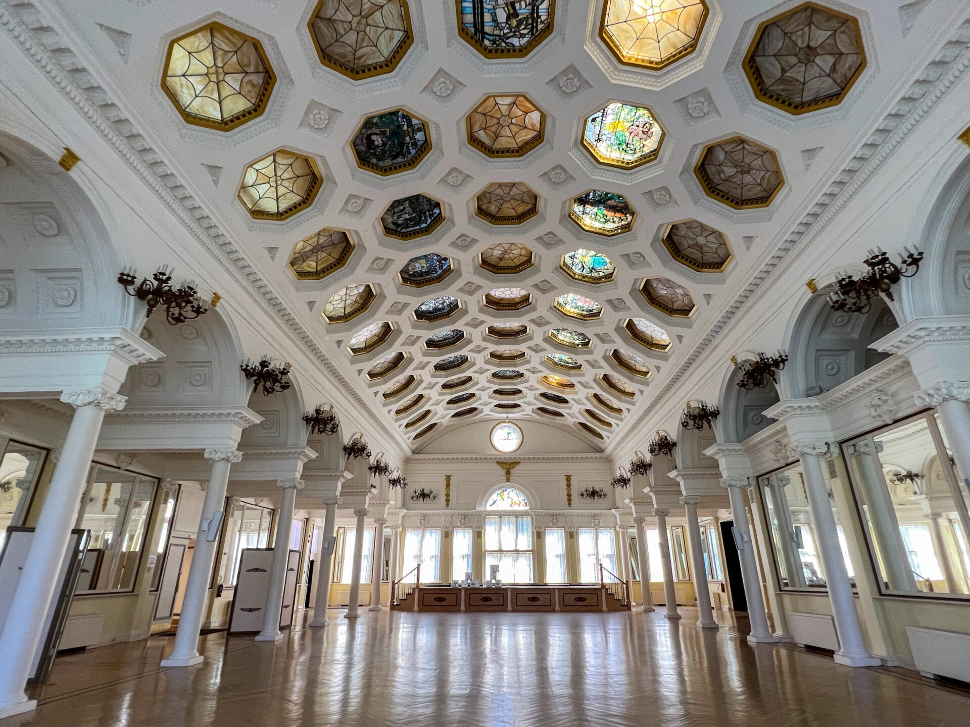 Der Ballsaal im Casino von Saratoga Springs mit Achtecken aus Bleiglas in der Decke
