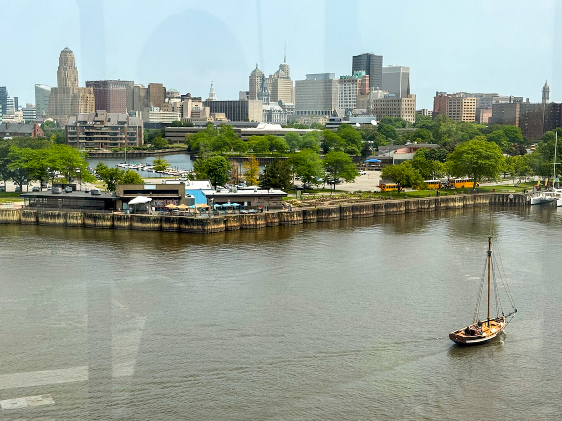 Blick auf das Erie Basin und die Skyline von Buffalo im US-Bundesstaat New York