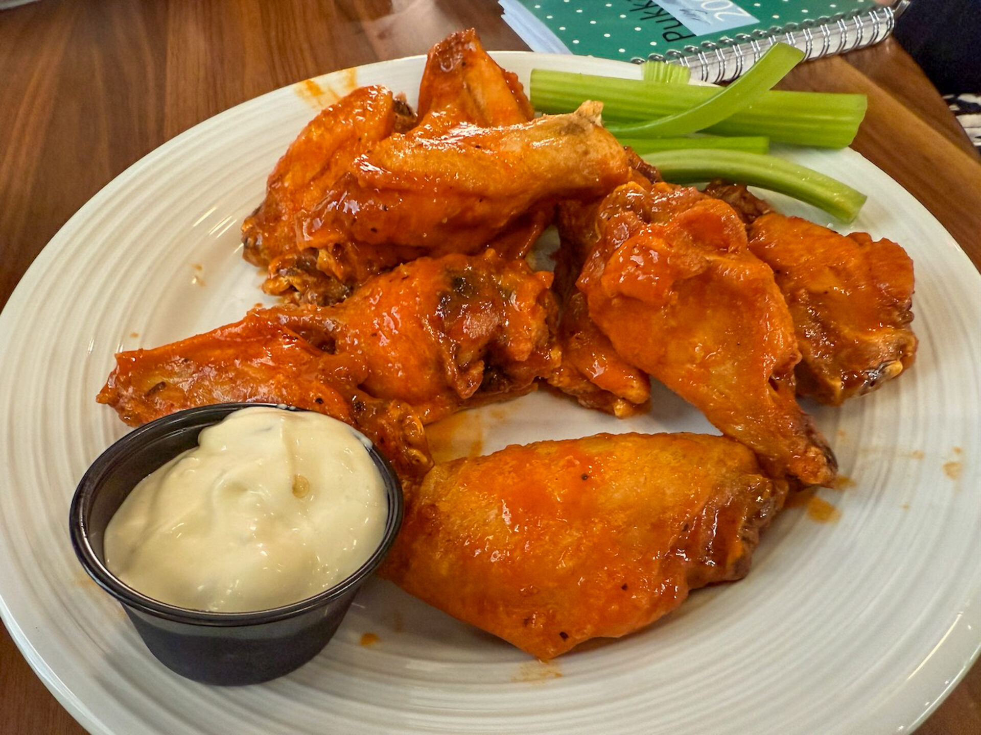 Portion Buffalo Wings mit Beilagen