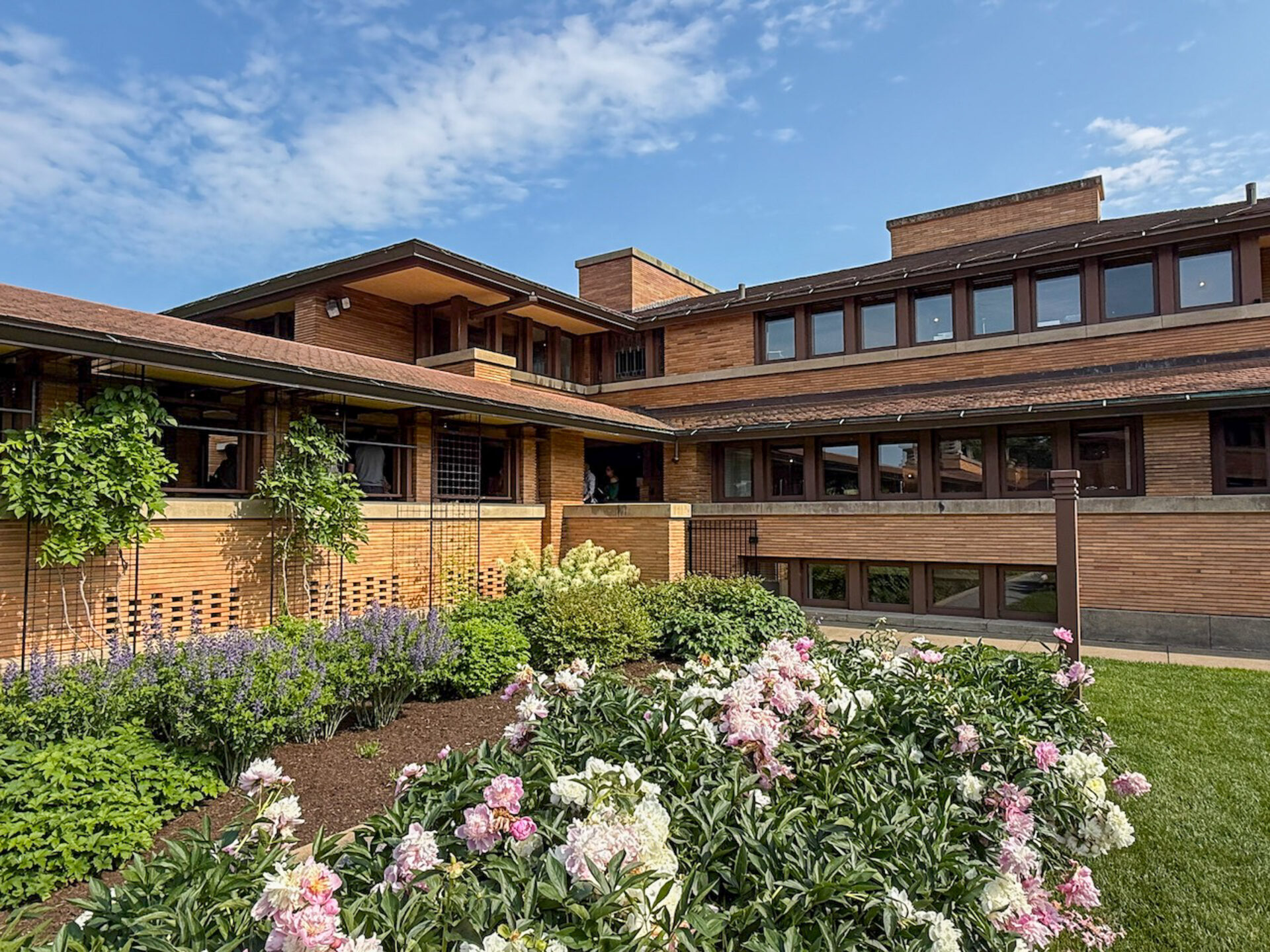 Das Darwin Martin House in Buffalo mit Pfingstrosen