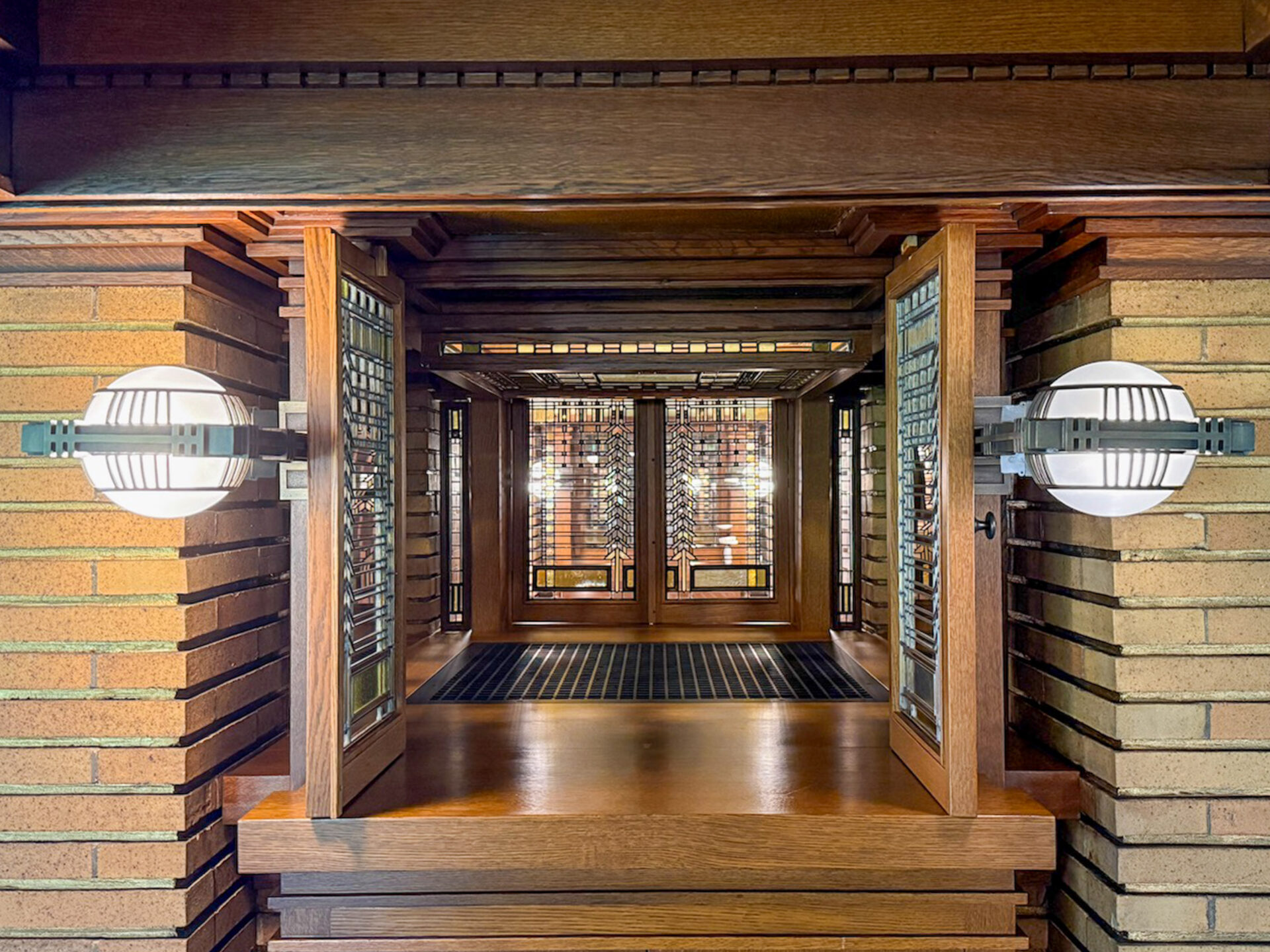 Fenster, Gemäuer und Lampen von Frank Lloyd Wright im Darwin Martin House