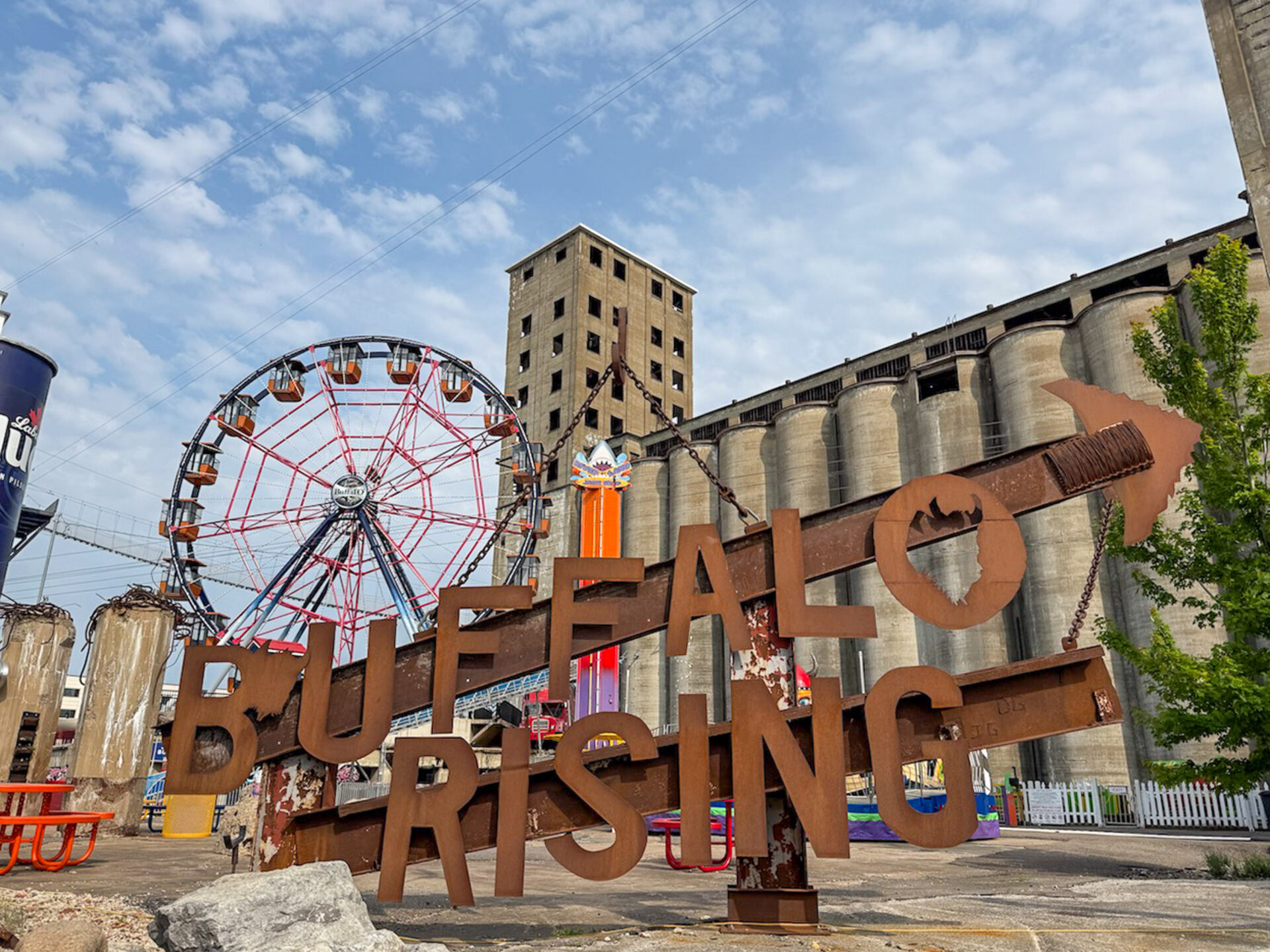 Der Vergnügungspark Buffalo Rising mit Getreidesilos und Riesenrad in Buffalo, New York