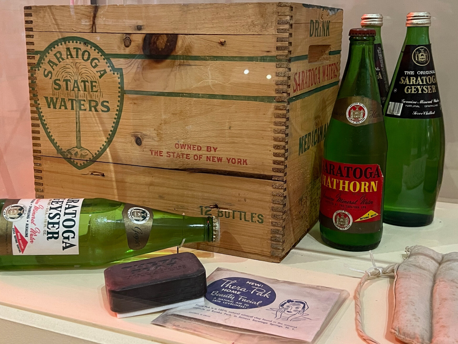 Historische Flaschen der Saratoga-Quelle im örtlichen History Museum