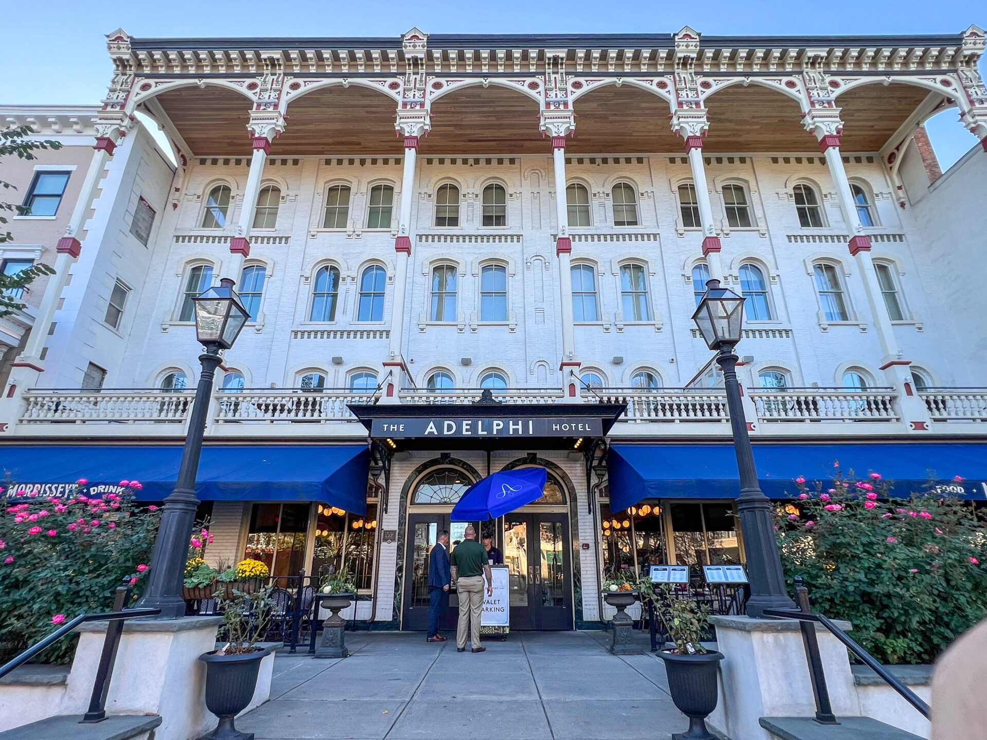 Blick auf die Fassade des The Adelphi Hotel