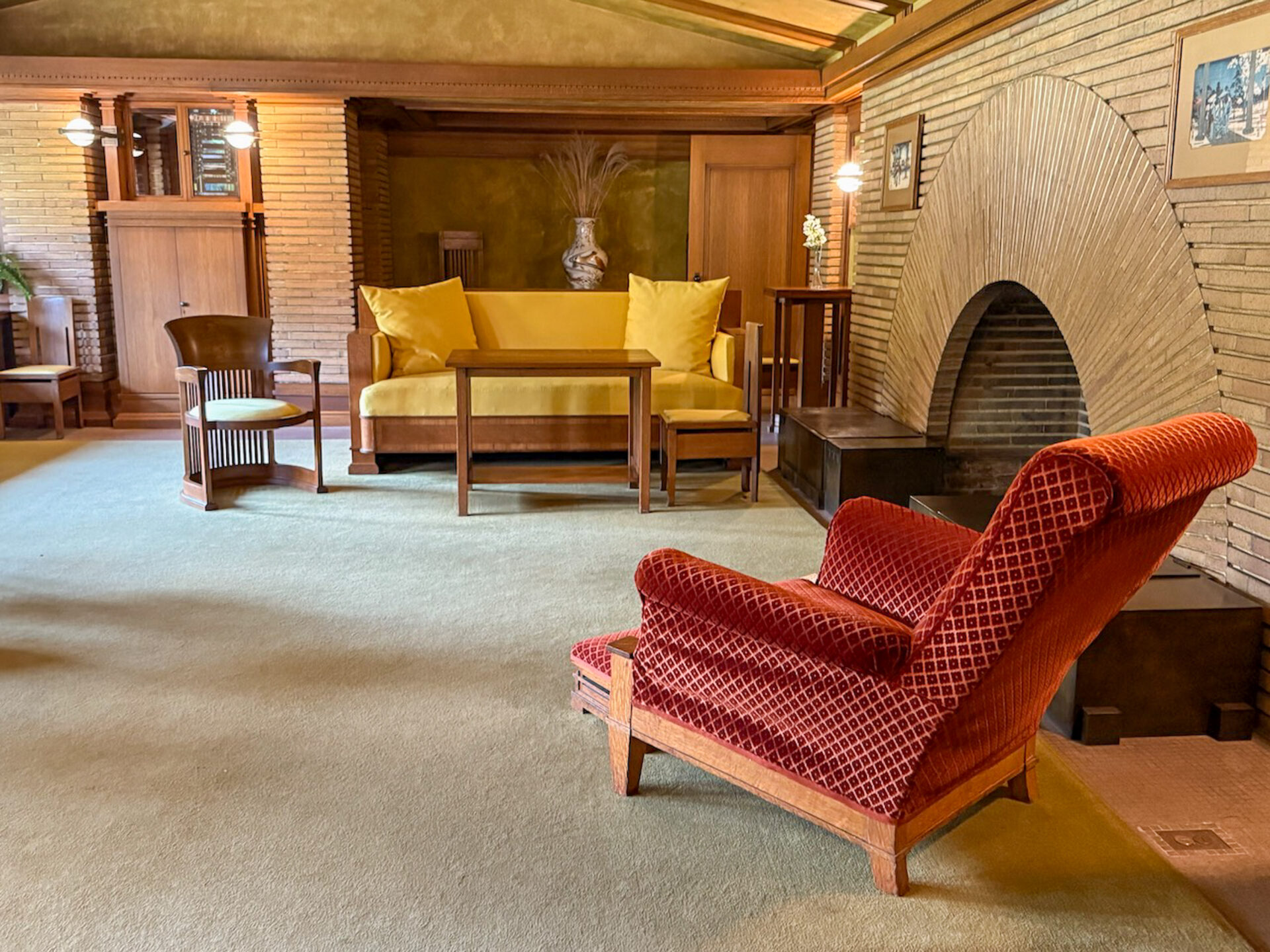 Das Interieur des Wohnzimmers im Darwin Martin House mit Sofa, Sessel und Kamin
