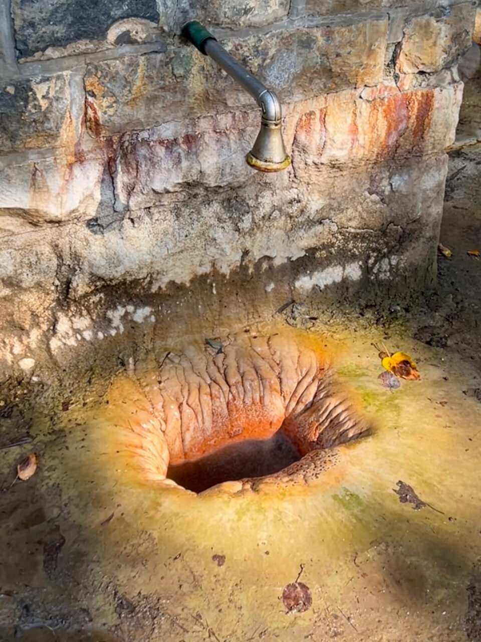 Abfluss einer schwefelhaltigen Quellen in Saratoga Springs