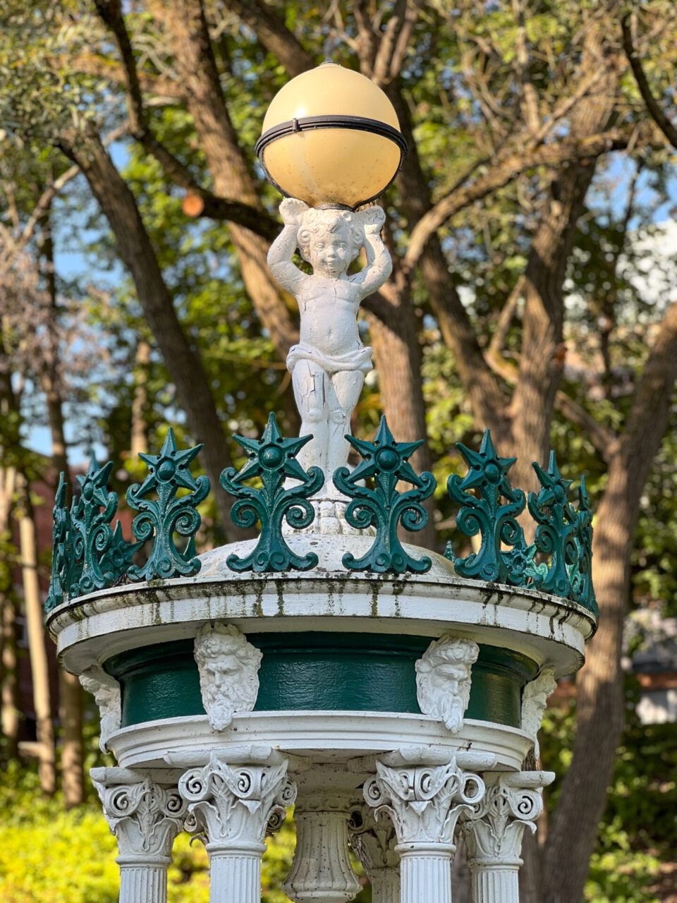 Putte auf einem Springbrunnen in Upstate New York