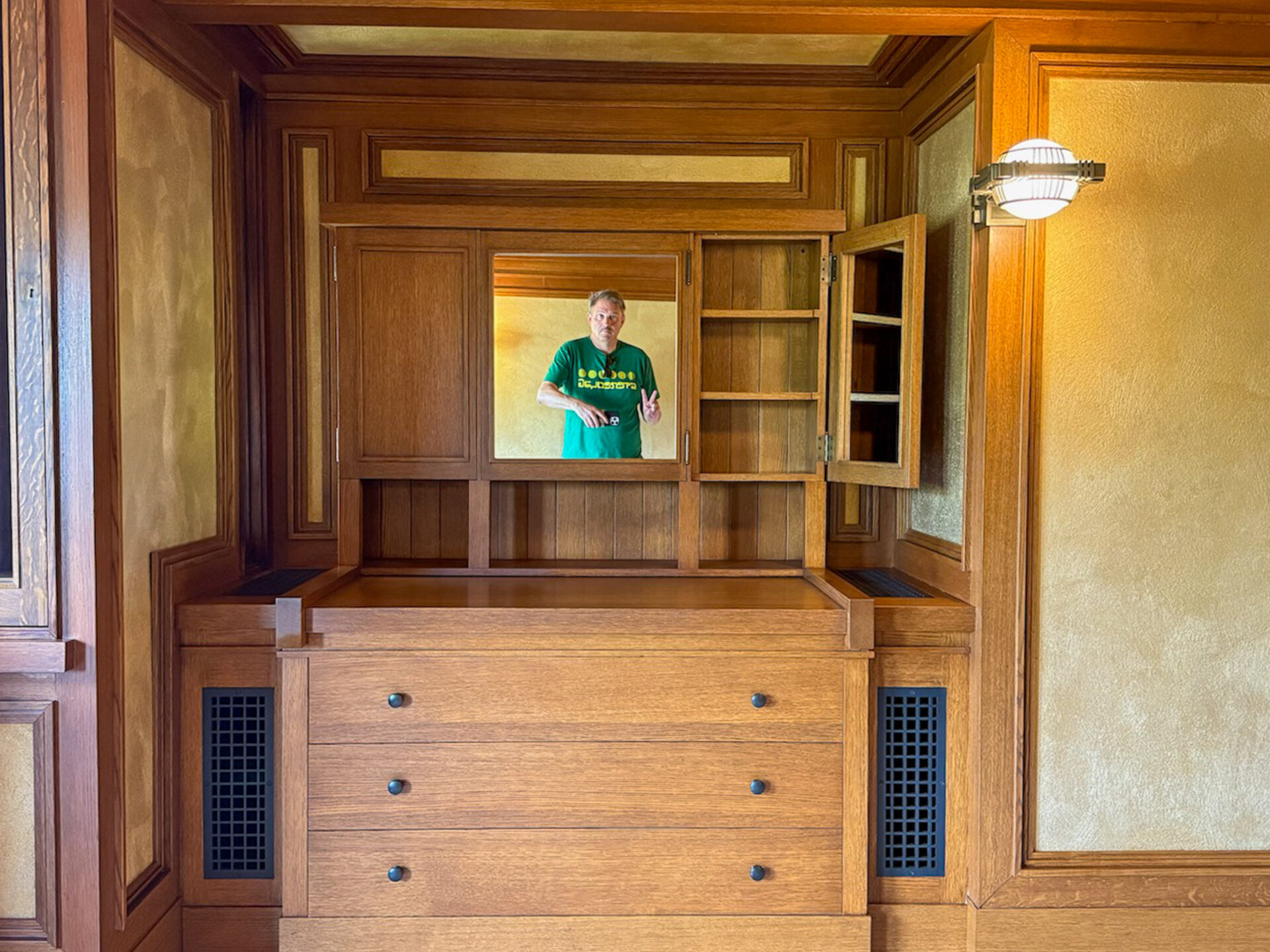 Selfie im Darwin Martin House mit Originalmöbeln von Frank Lloyd Wright