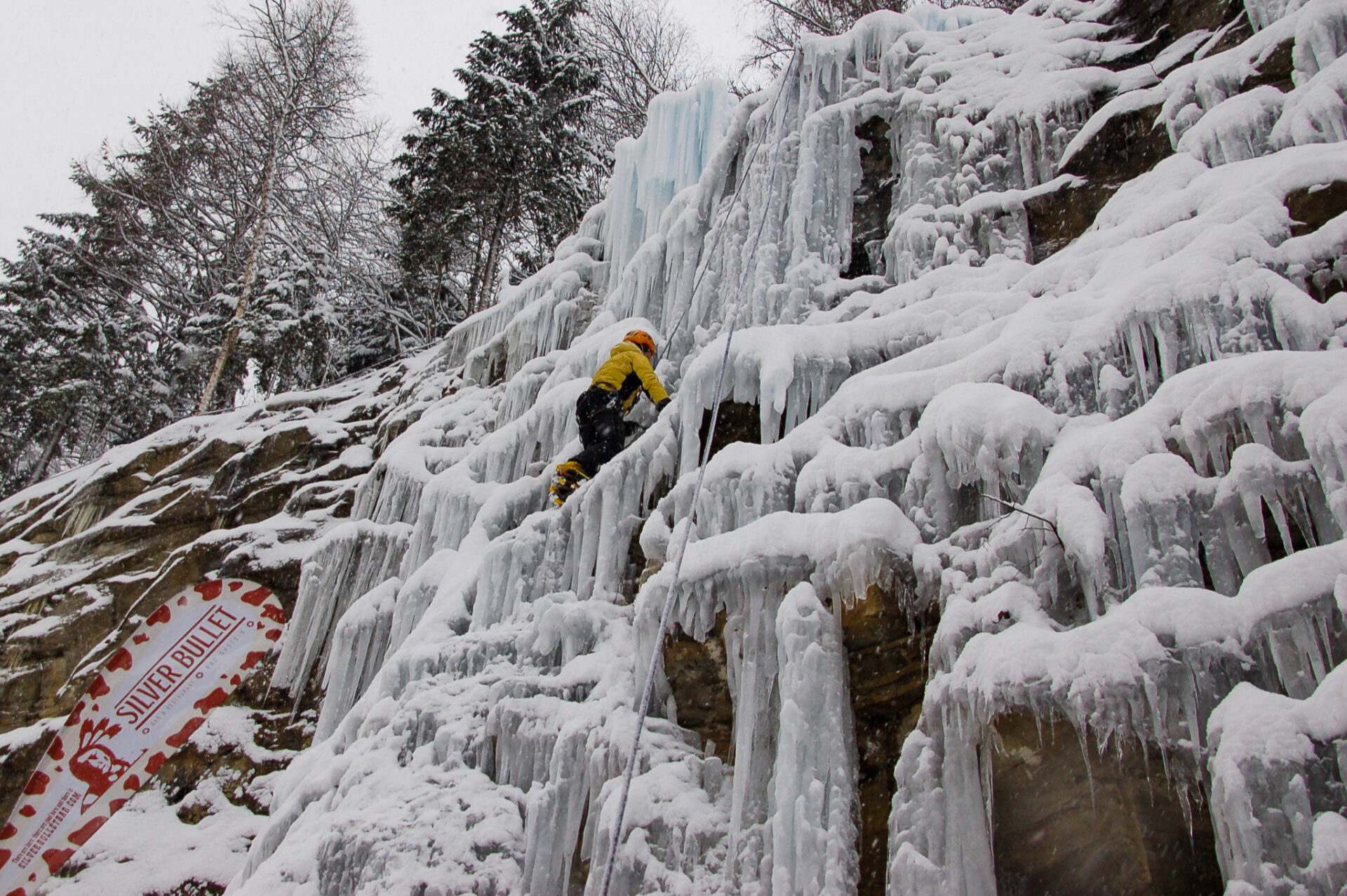 Eiskletterer in einem zugrorenem Wasserfall in Gastein