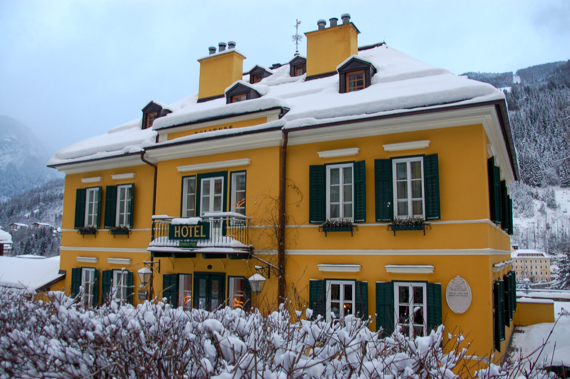 Verschneites Hotel Solitude in Gastein