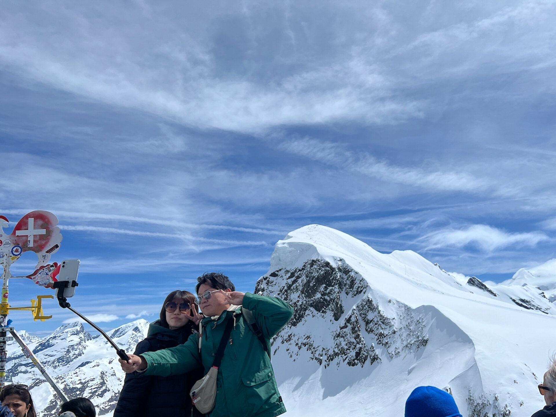 Asiatische Touristen posieren mit Selfiestick vor dem Breithorn